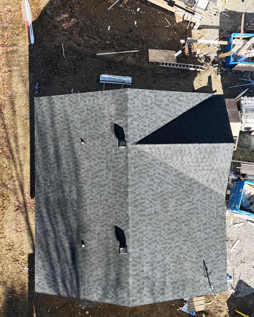 Détails de pose de bardeaux d’asphalte sur une toiture résidentielle avec jonctions précises et finition soignée