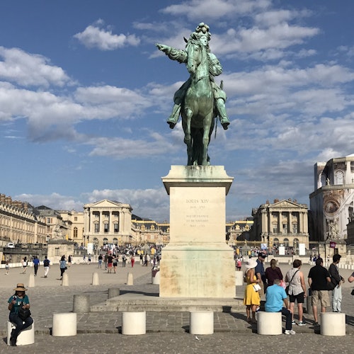 PUNTO DE ENCUENTRO estatua ecuestre de Luis XIV