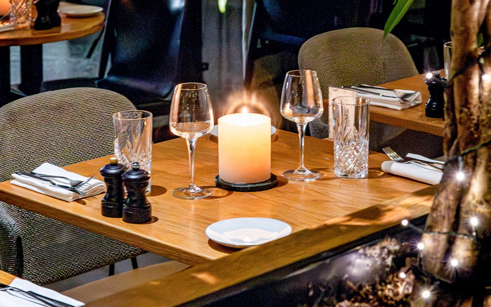 在巴黎香榭大道的Flora Danica設置的餐桌上擺放著玻璃器皿和蠟燭。