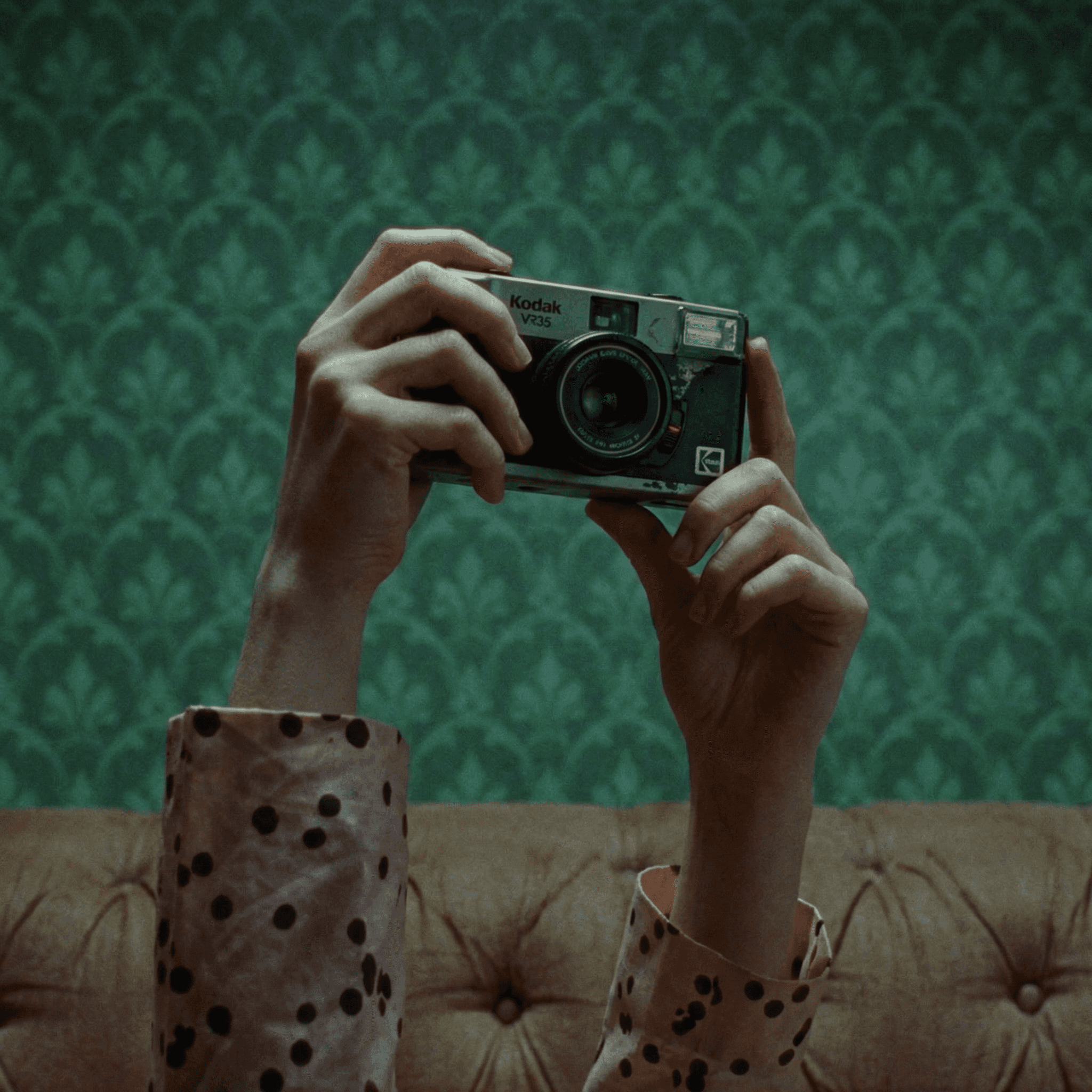 Person stand in front of a red sports oldtimer