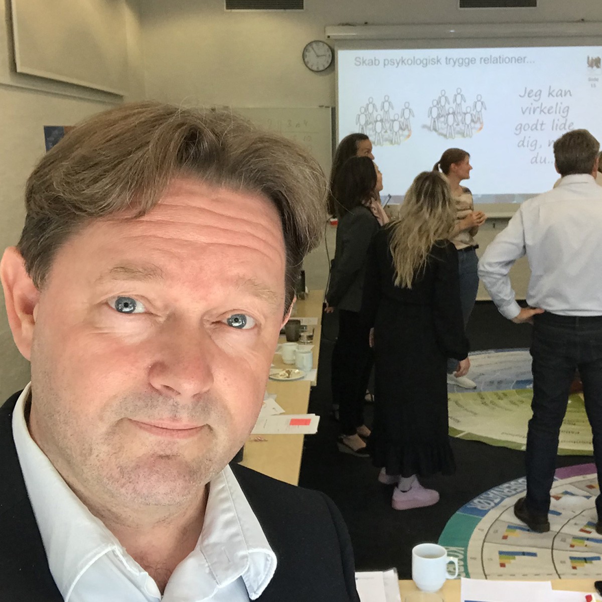 Tom Fisker Jørgensen faciliterer en workshop i psykologisk tryghed.