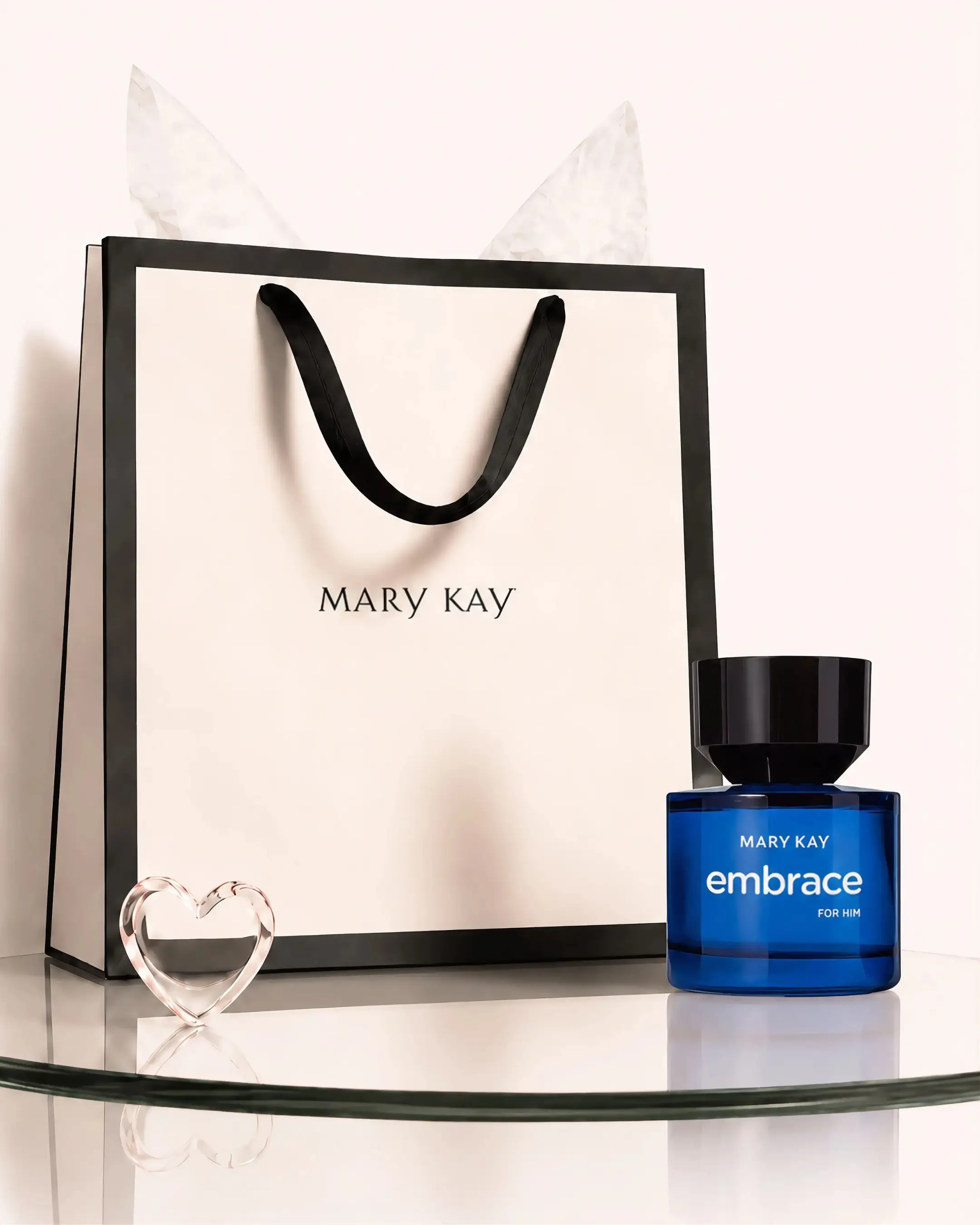 Presente masculino Mary Kay com fragrância Embrace For Him em composição minimalista para o Dia dos Namorados.