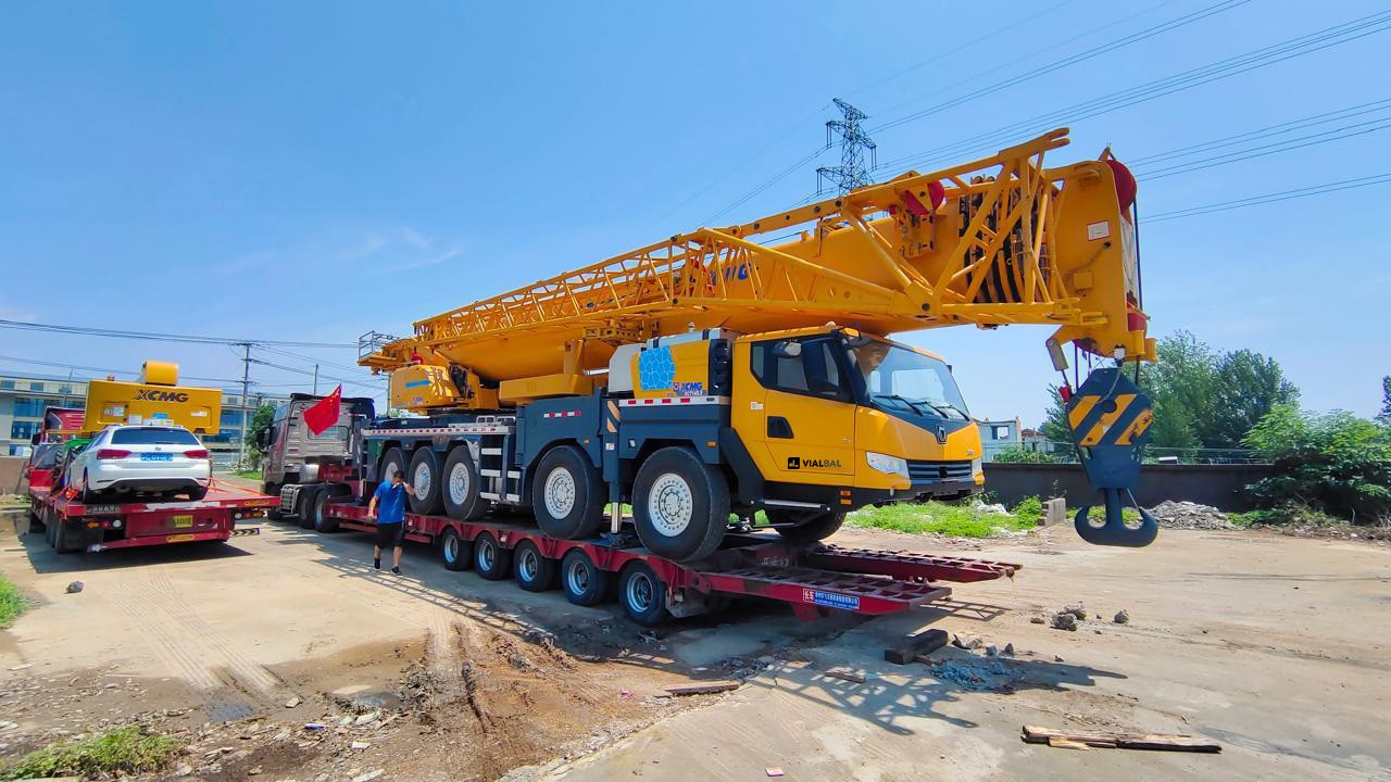 Grúa XCMG comercializada por Vialbal para la empresa Campana Vial, en la provincia de Buenos Aires.