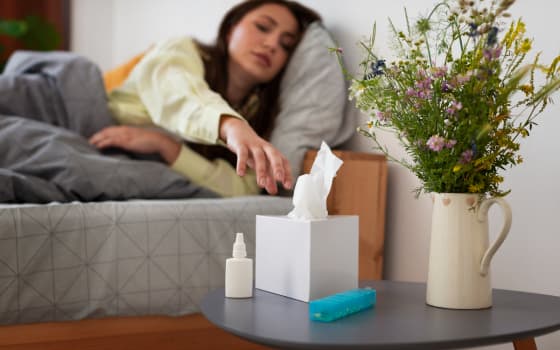 Жінка тягнеться за носовичком