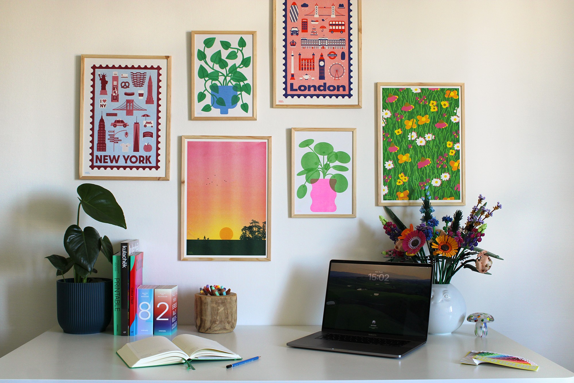Mur de cadres et bureau avec décoration