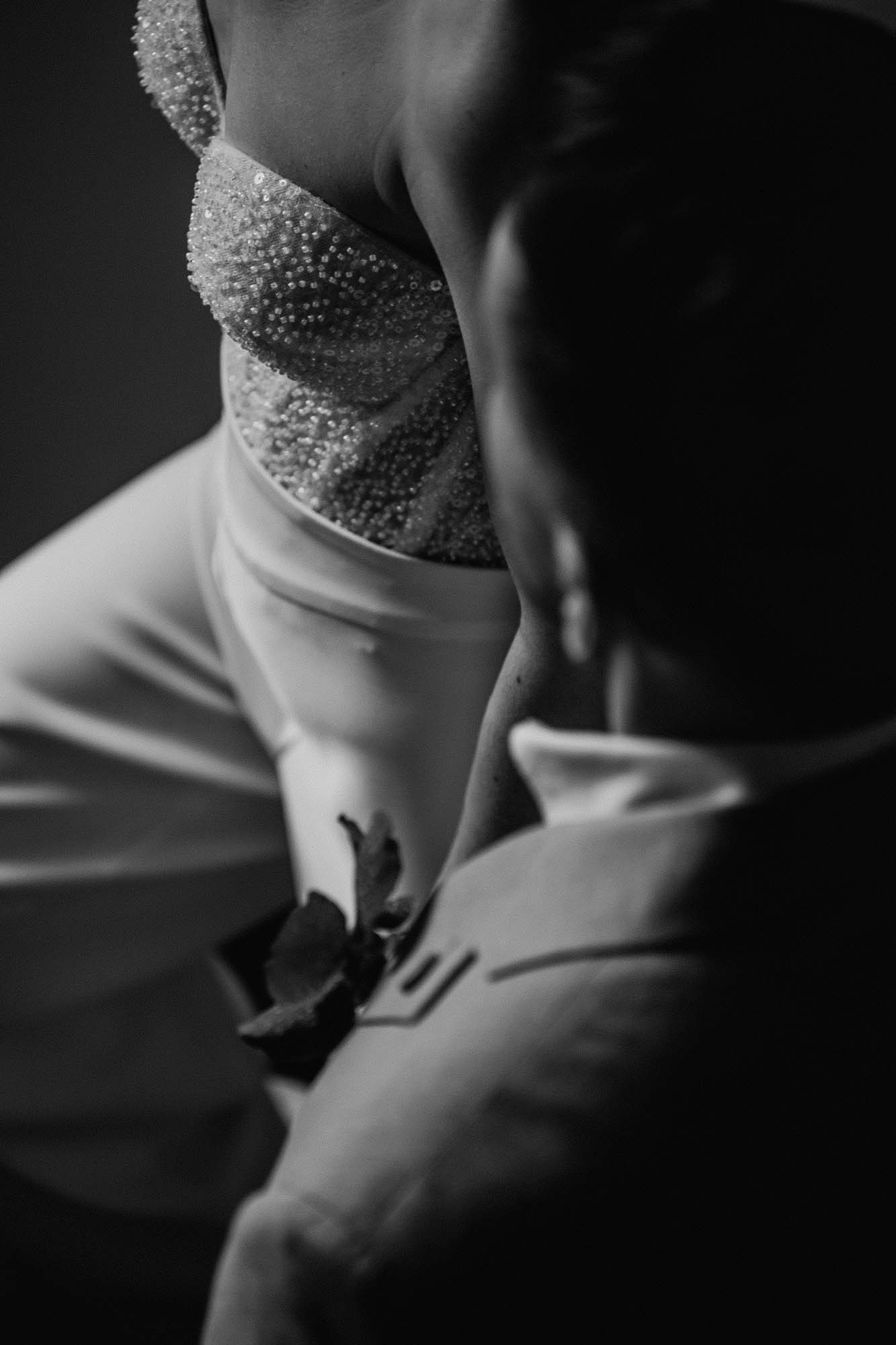 Nahaufnahme eines Brautjumpsuits und Anzug.