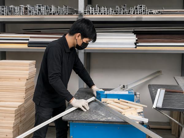 Proses pengerjaan bingkai custom di workshop dengan pemotongan material frame secara akurat untuk kualitas pajangan terbaik