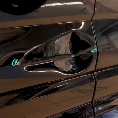 Coup de portière sur une carrosserie noire
