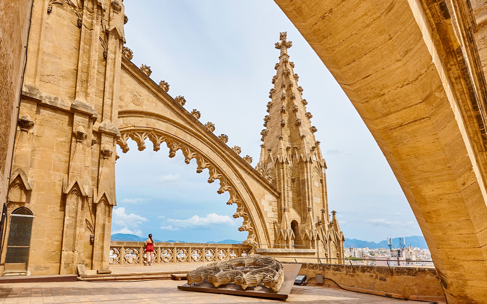 Azotea de la catedral de Palma de Mallorca con arcos y pináculos, Islas Baleares.