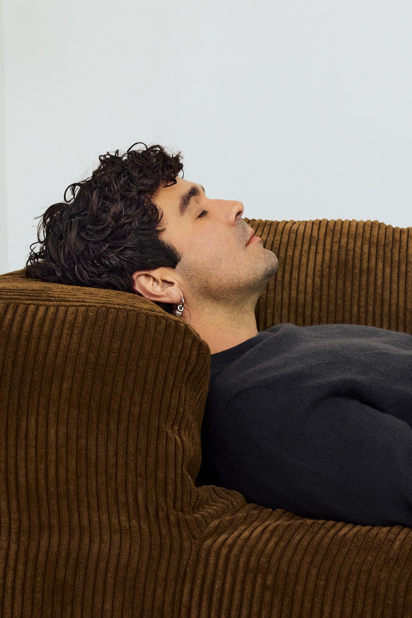 Homme allongé sur un canapé reposé