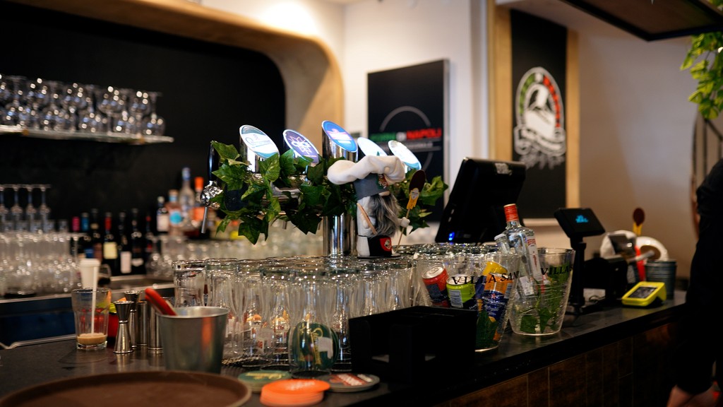 restaurant with card machine