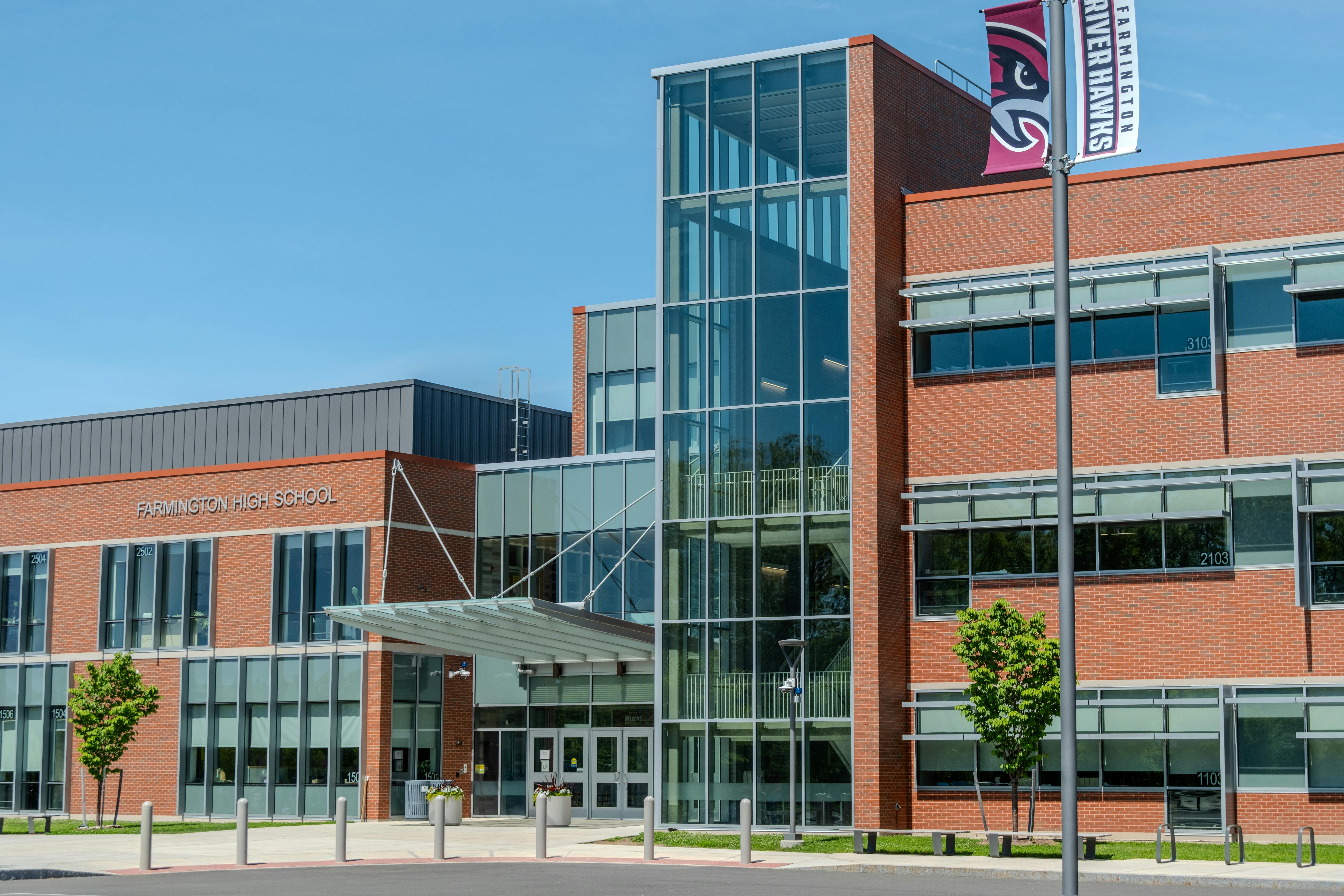 éétudiant d'échange devant une high school américaine aux usa