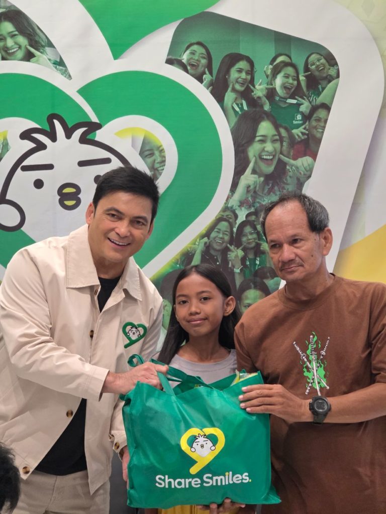 Gabby Concepcion with the beneficiaries in bulacan