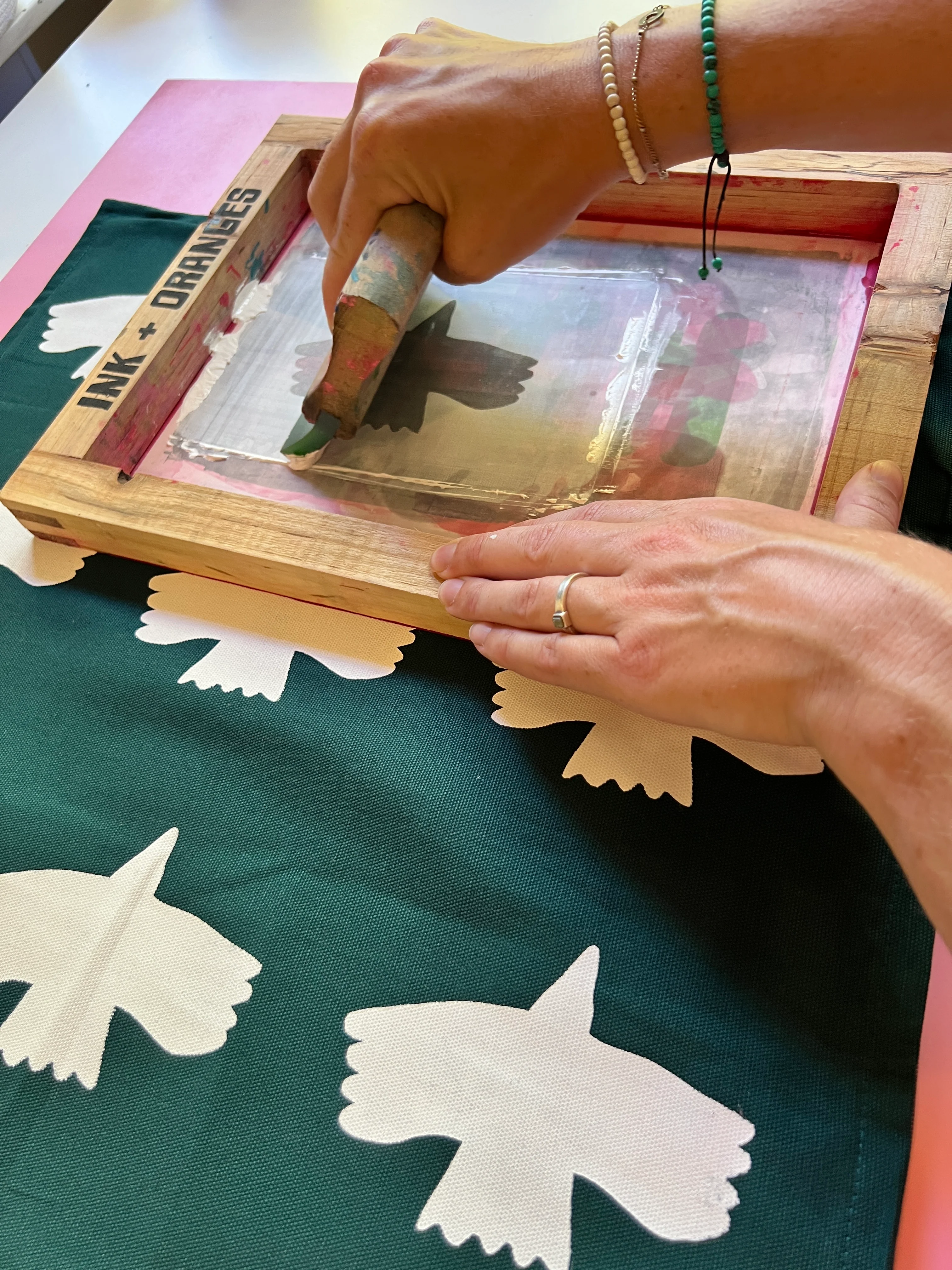 Serigrafía artesanal sobre camiseta — taller Divuit Studio Poblenou Barcelona