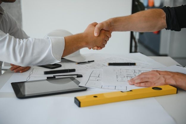 Projectoverleg in de bouw met tekeningen