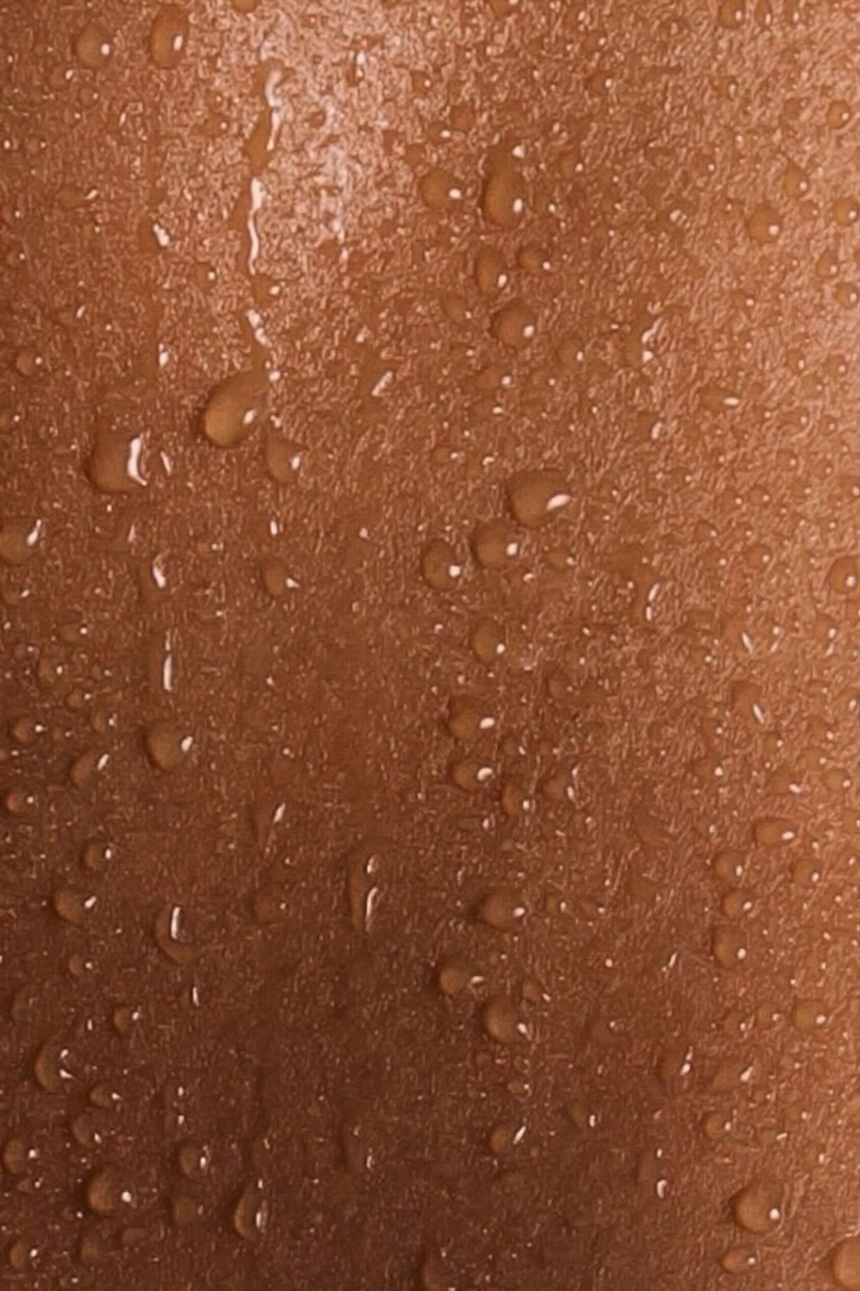 gouttes d'eau sur une peau halée