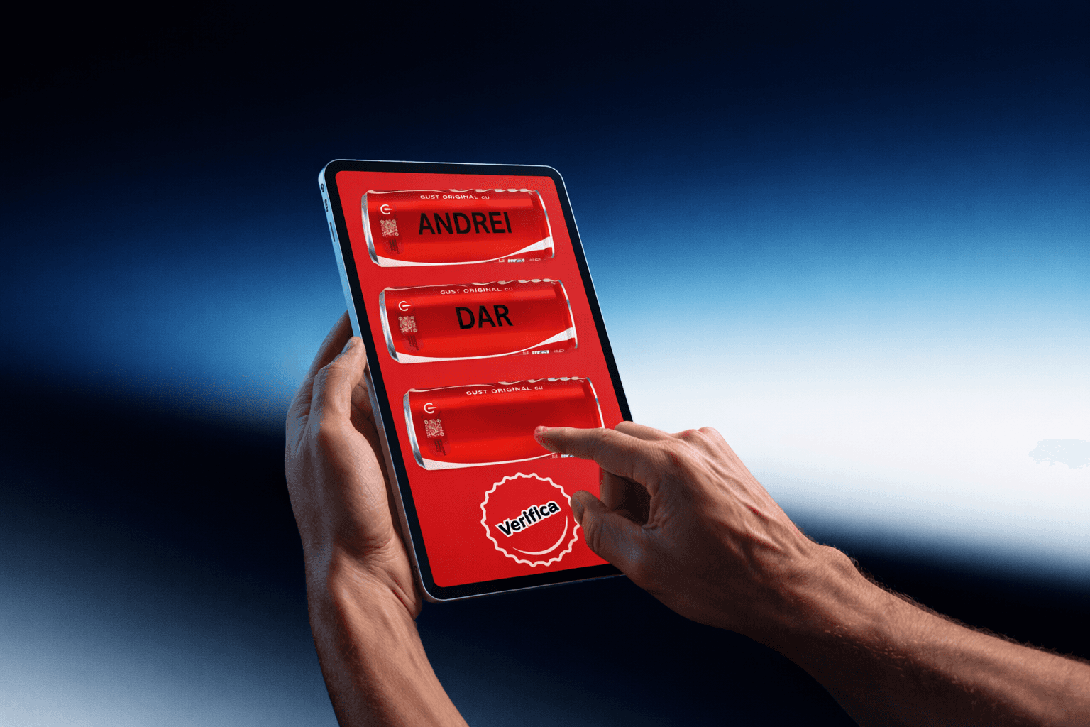 Participant introducând nume în experiența interactivă Coca-Cola