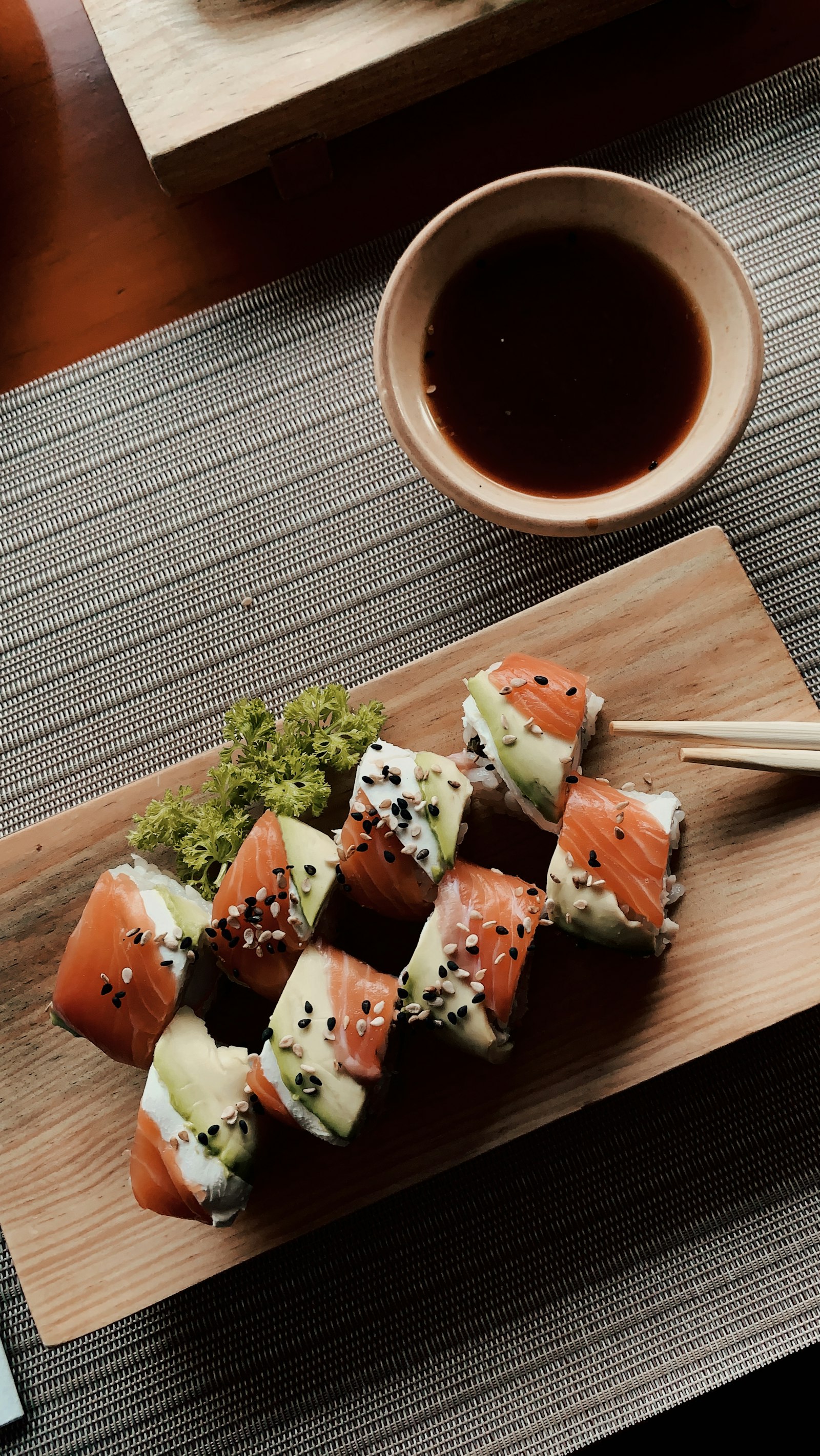 Plato de sushi en restaurante — experiencia gastronómica y fidelización LUYOA®
