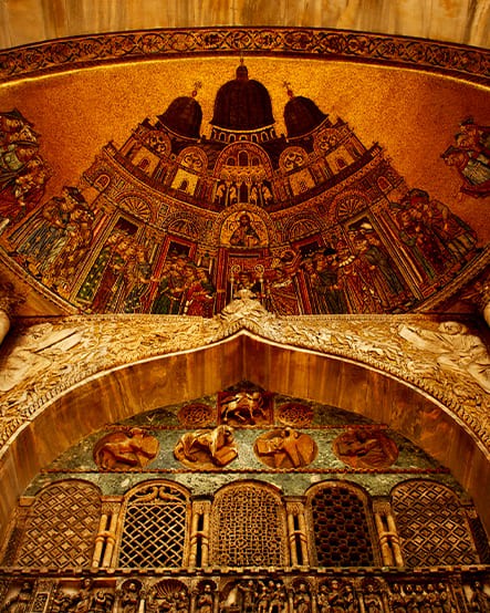 Интерьер Базилики Сан-Марко ночью