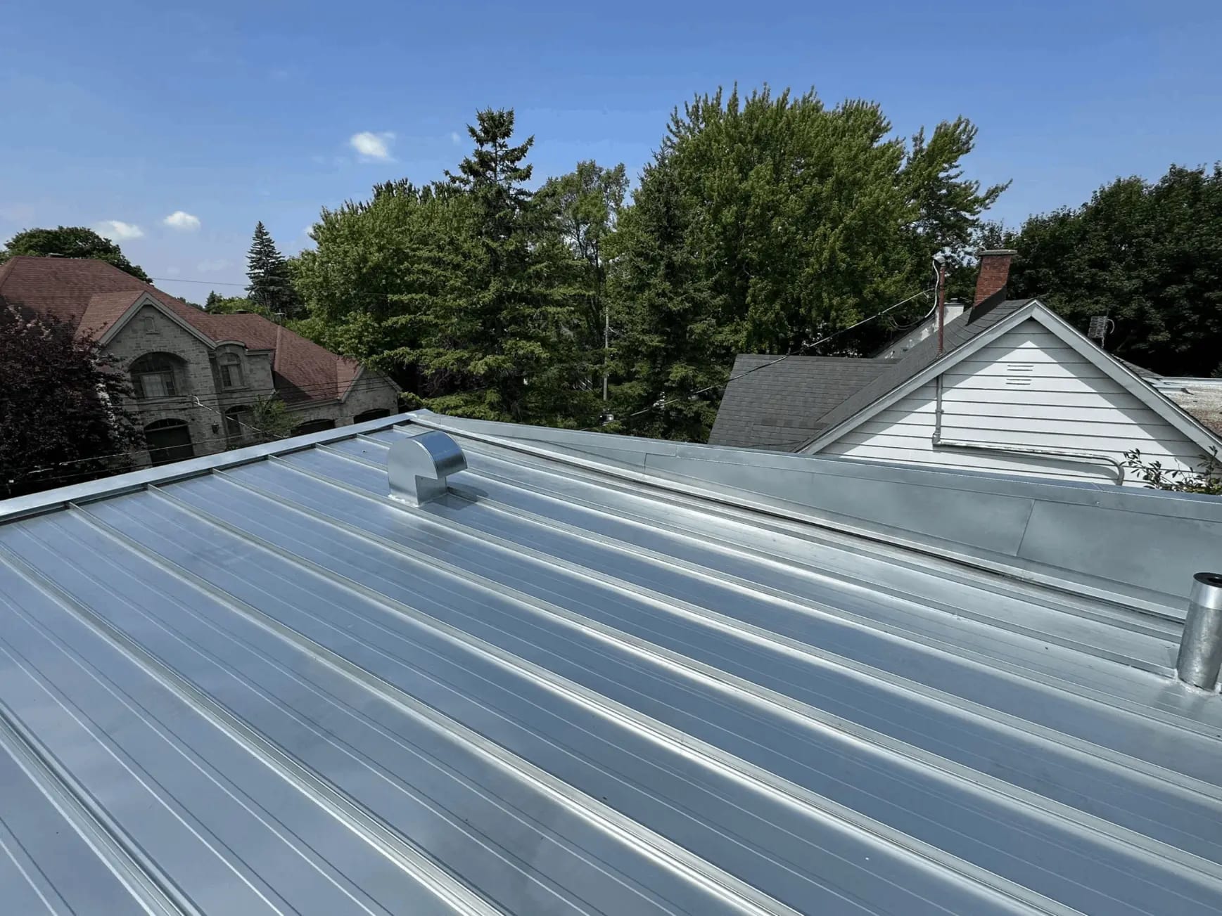 Maison avec toit métal à Joliette - garantie 50 ans
