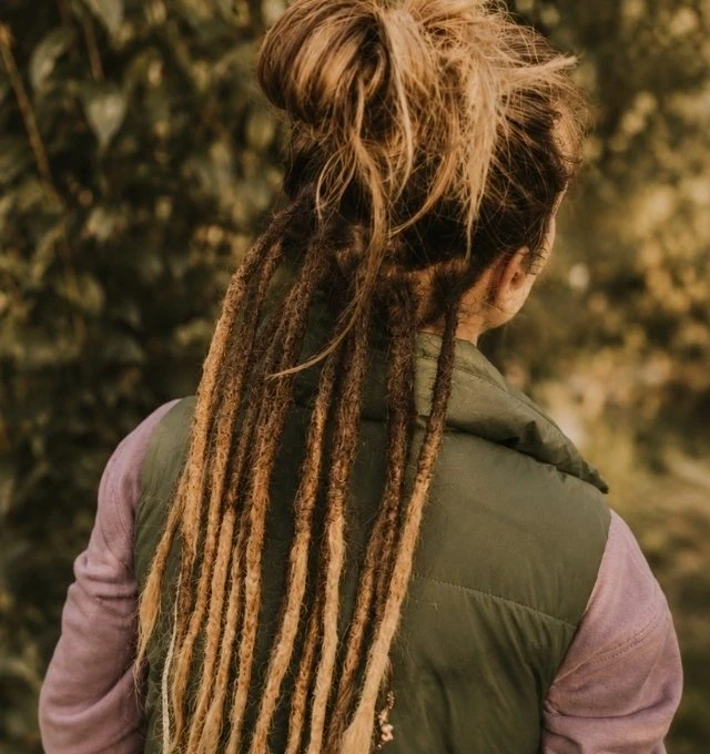 Extensions de dreadlocks naturelles ou synthétiques, amovibles ou fixées par greffe.