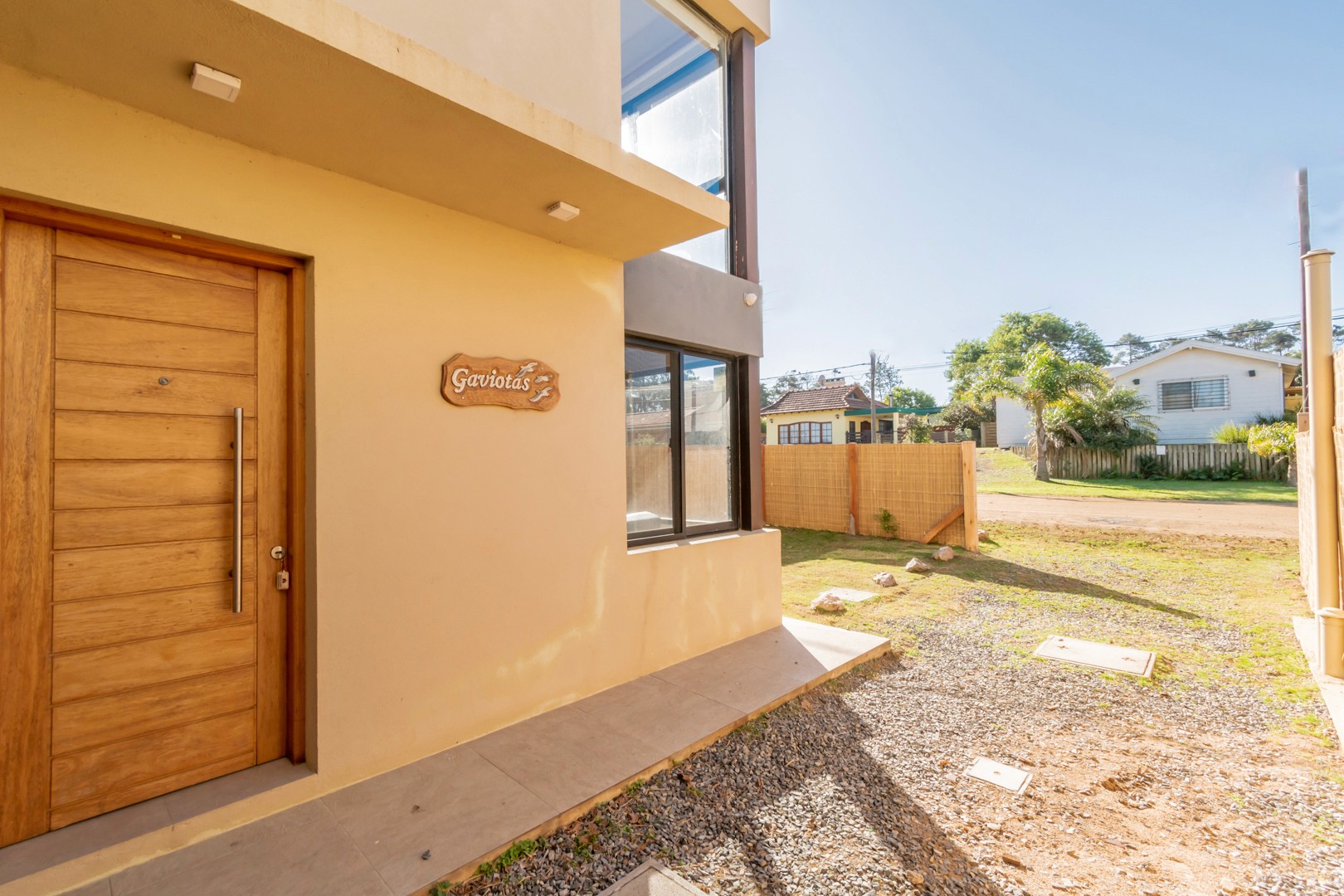 Entrada de Casa Gaviotas con detalles arquitectónicos - acceso a la casa con estilo contemporáneo.