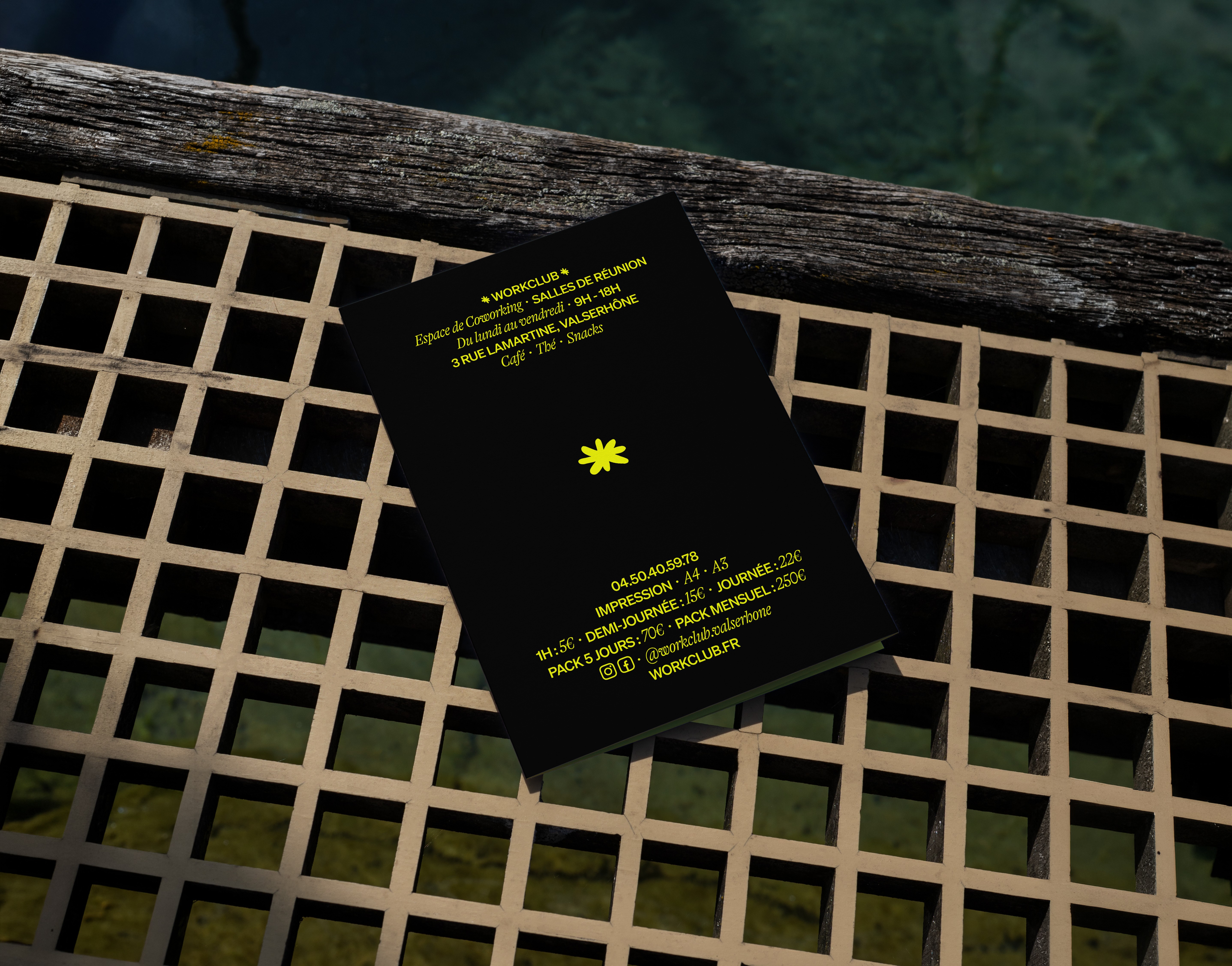 Flyer du coworking Workclub posé sur une chaise