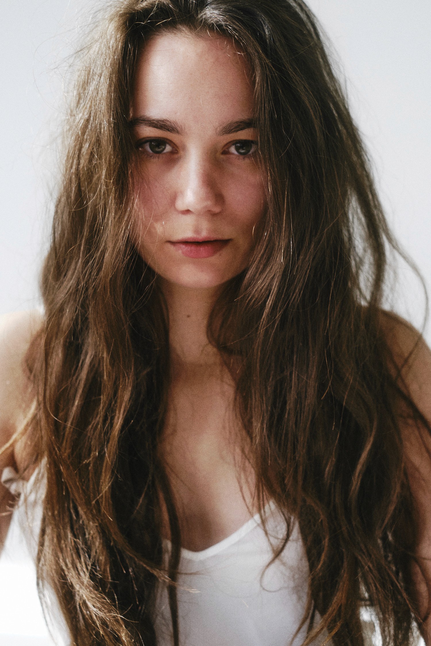 Nahaufnahme von Judith mit langem Haar, aufgenommen im Wytspace Studio für kreative Portraitaufnahmen