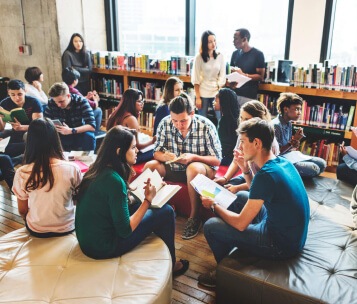 alunos em biblioteca