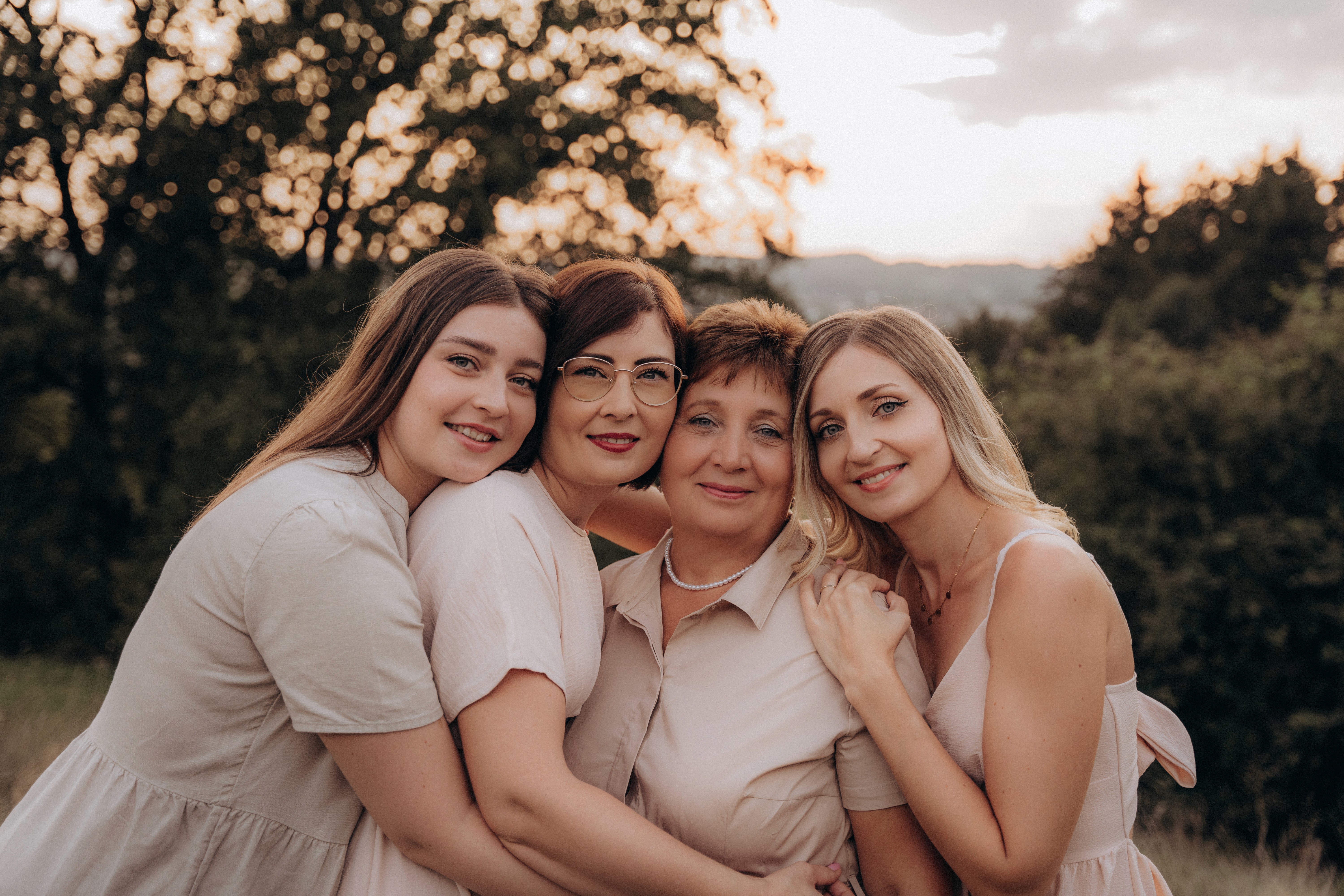 Mehrgenerationen Familienporträt in Bogen – Mutter mit erwachsenen Töchtern bei natürlicher Familienfotografie.