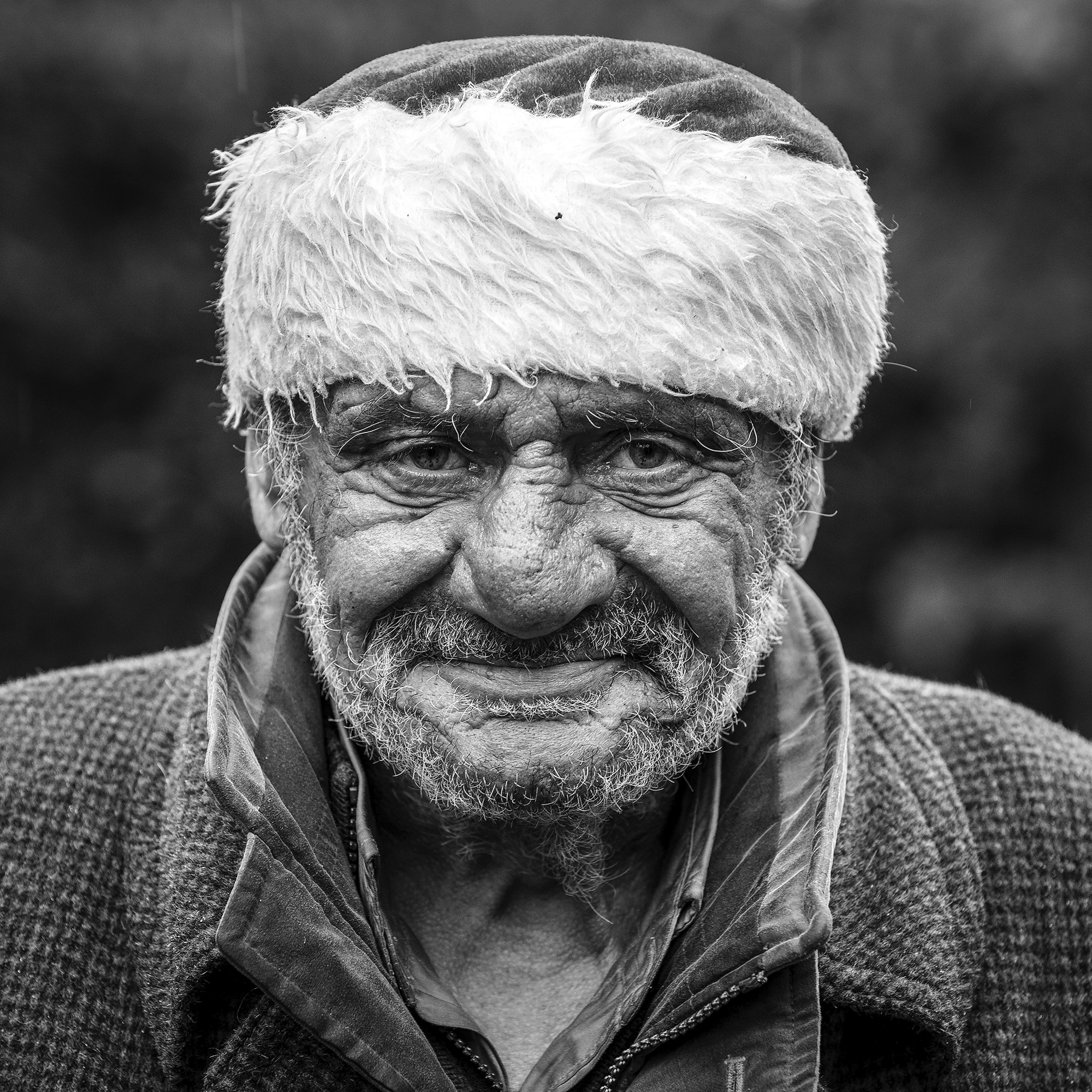 Frederic Bourcier, photographe documentaire, réalise des portraits d’un sans domicile fixe qui vient régulièrement lui rendre visite à son atelier. A travers ces photos, on peut voir les saisons , son humeur et surtout son état de fatigue.