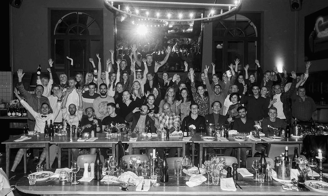 Gruppenfoto des Teams im Schöllmanns Restaurant in Offenburg