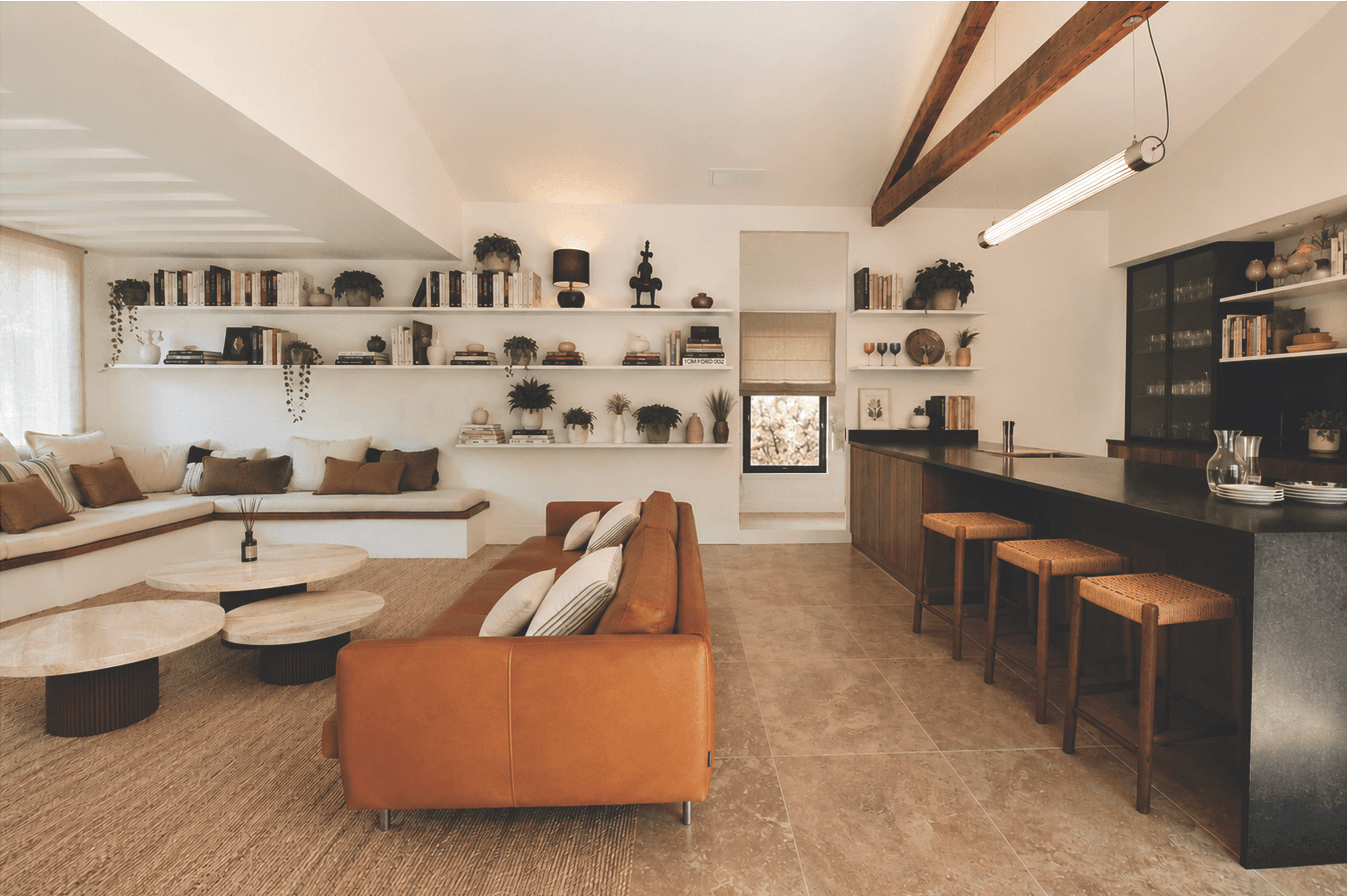 Pièce de vie entièrement repensée par Karbone Architectes dans le cadre d'une rénovation complète de maison à Montpellier. Cette réalisation illustre le rôle de l'architecte dans la conception des espaces, l'optimisation des volumes, de la lumière naturelle et des circulations, bien au-delà de la simple coordination des travaux. Chaque détail, des matériaux aux finitions en passant par le mobilier intégré, participe à un projet architectural cohérent et durable. Cette rénovation met en valeur une architecture intérieure contemporaine, des matériaux naturels, une cuisine ouverte, des espaces de vie lumineux et une parfaite continuité entre esthétique, fonctionnalité et confort. Architecte spécialisé en rénovation de maisons, villas, bâtiments anciens, extensions, architecture intérieure, maîtrise d'œuvre et réhabilitation à Montpellier.