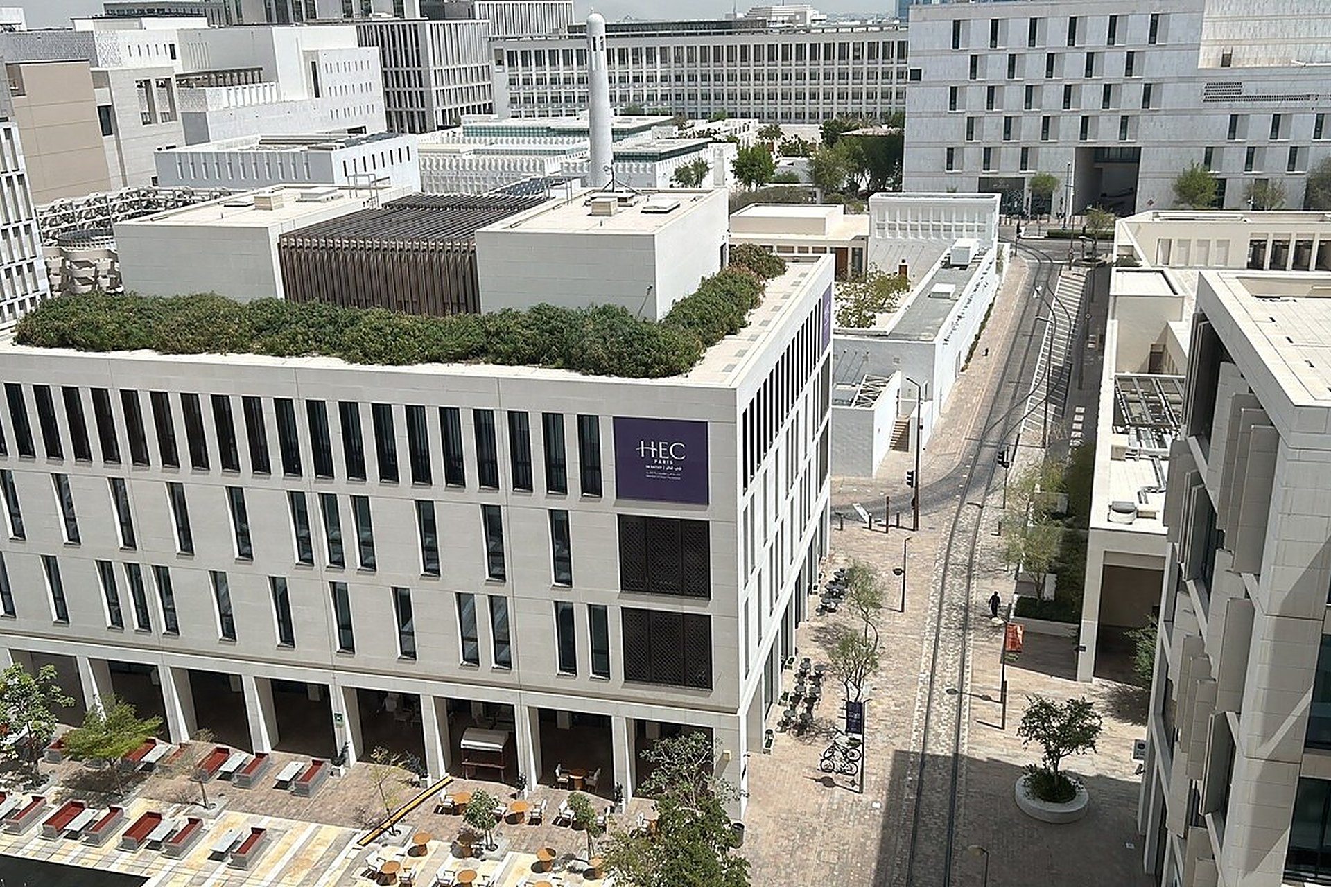 Le campus de HEC Paris à Msheireb Downtown, le nouveau centre-ville de Doha, vu d'en haut, avec le logo HEC Paris sur le bâtiment
