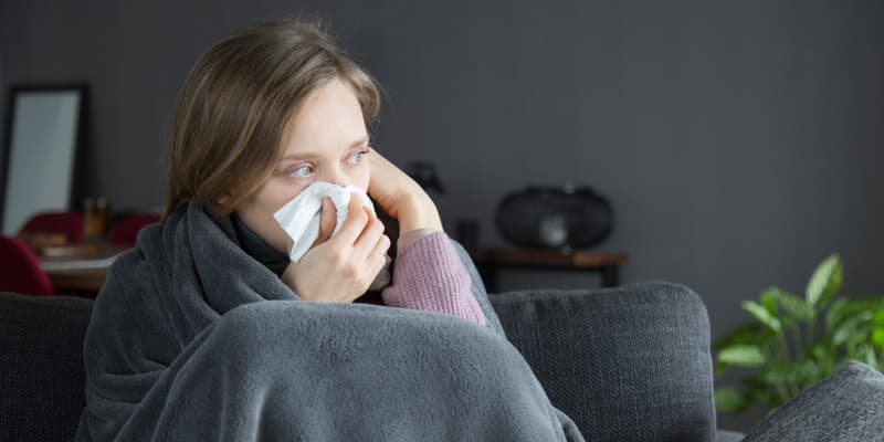 Жінка хворіє на грип