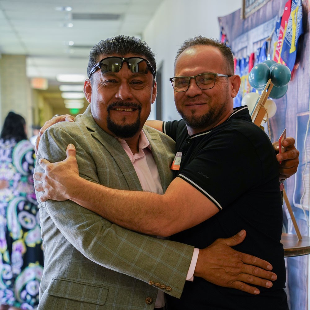 Hermanos en abrazo