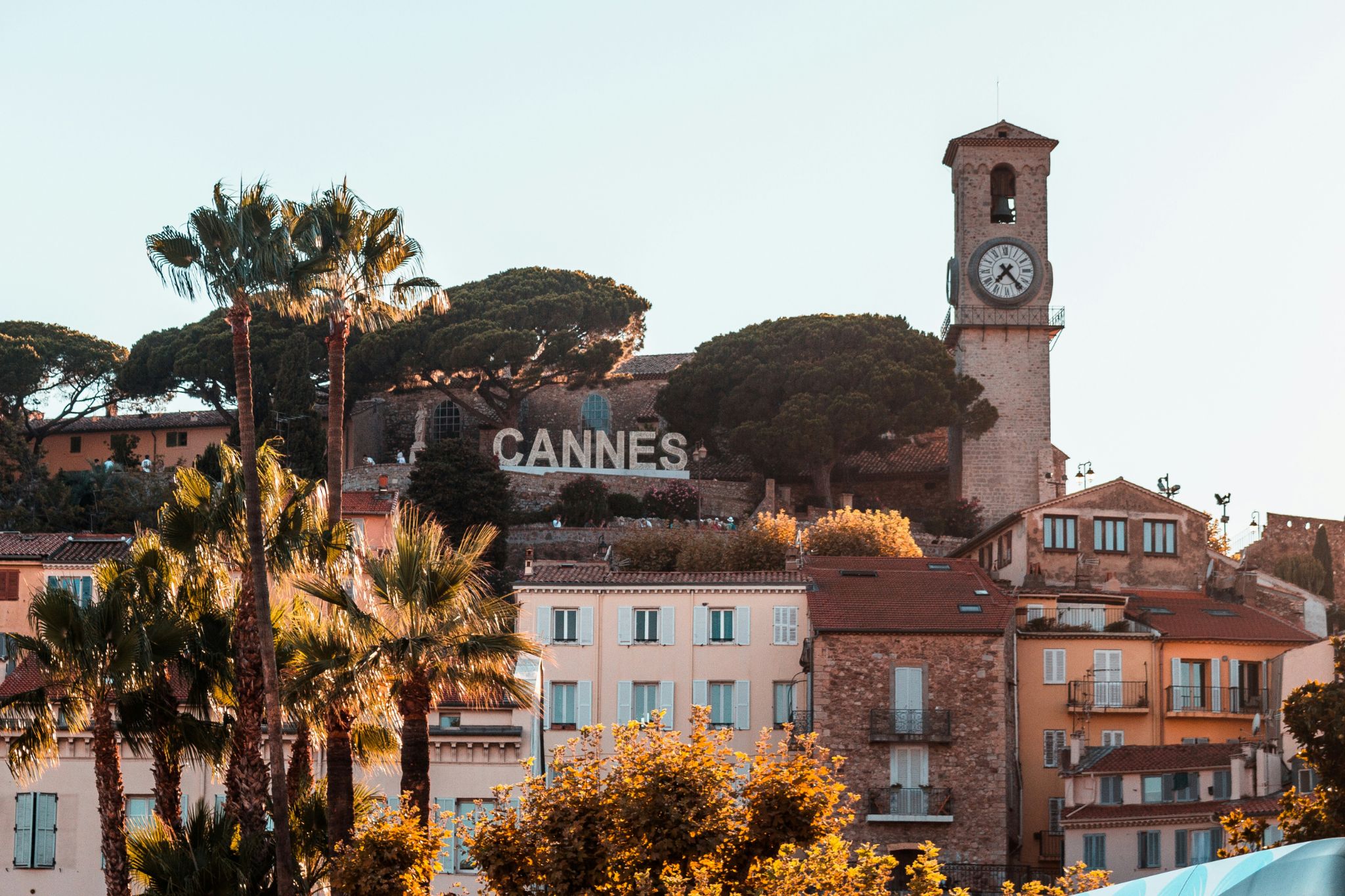 Vue du quartier historique du Suquet à Cannes, avec l'église Notre-Dame d'Espérance et les maisons provençales.