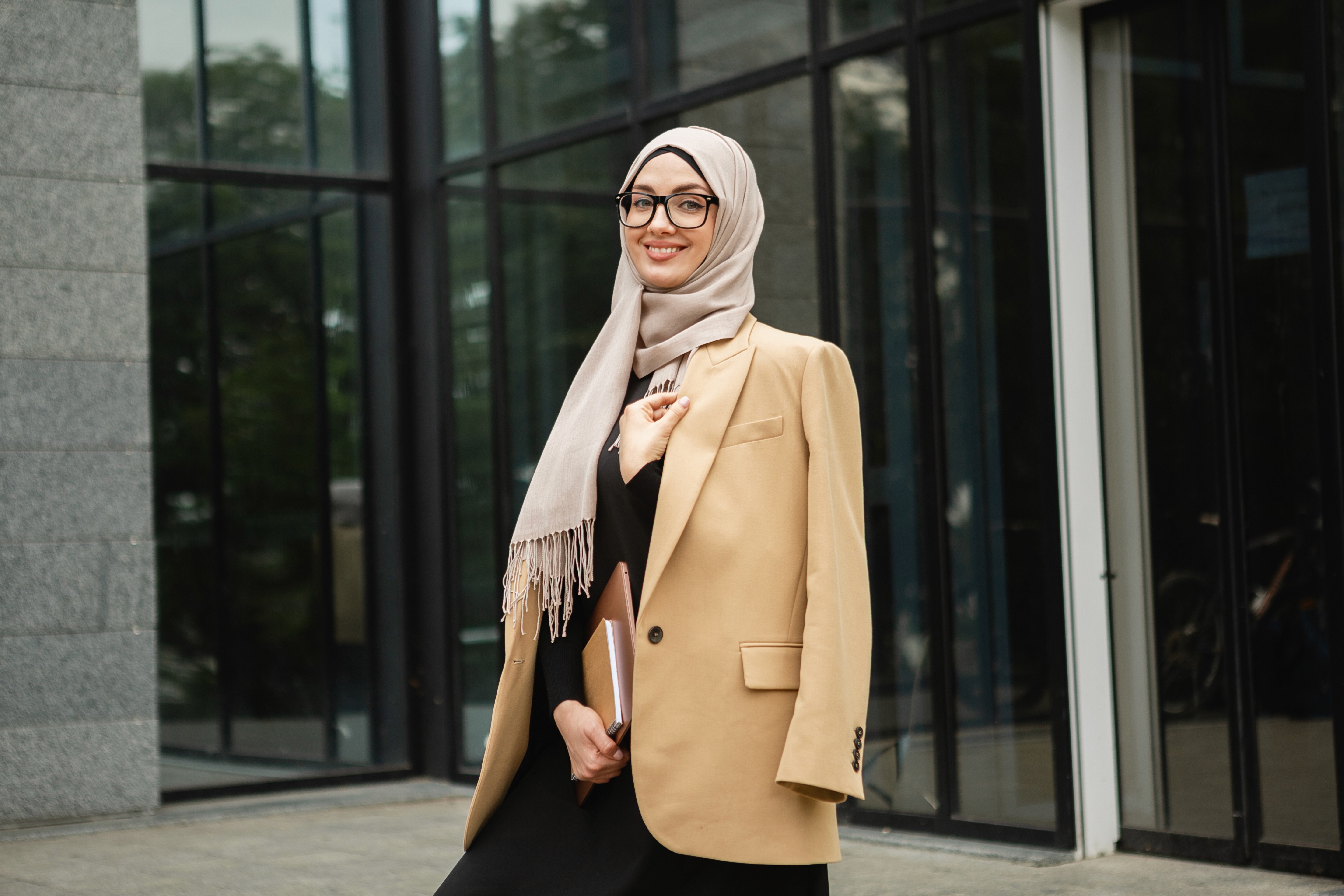 perempuan yang sedang bahagia