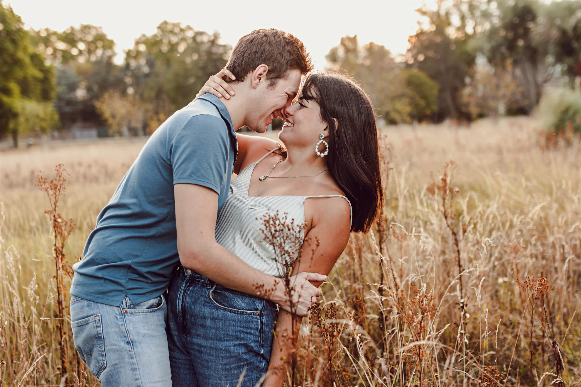 couple heureux dans les champs de blé