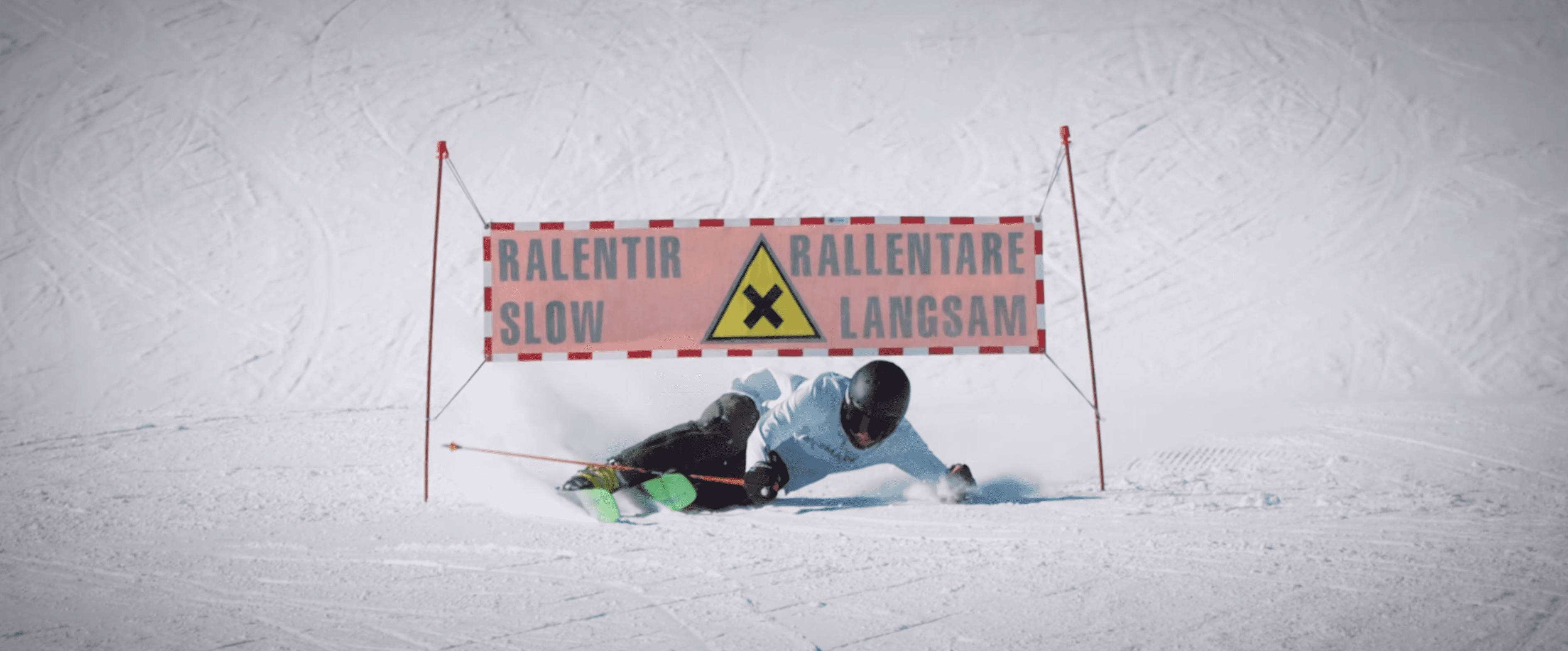 Romain Beney sous un panneau ralentir