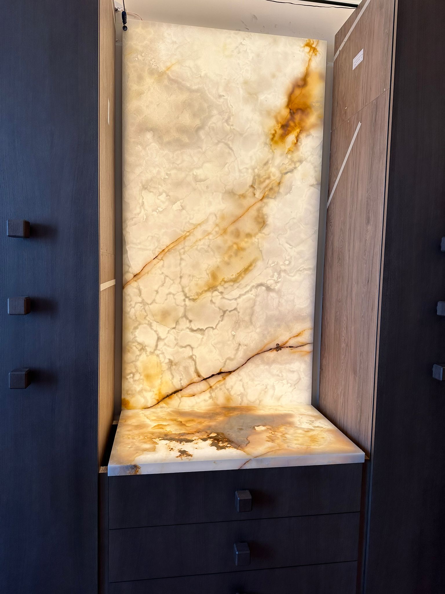 Hellbeige Onyxplatte mit goldenen Adern