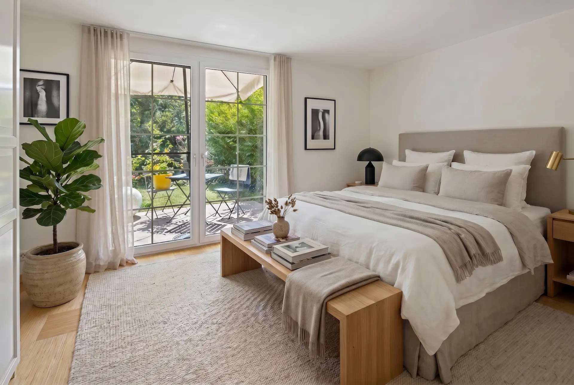 Virtuell gestaltetes Schlafzimmer mit Blick auf die Gartenveranda im Wohnprojekt Küsnacht bei Zürich als Referenz für professionelles Virtual Staging.
