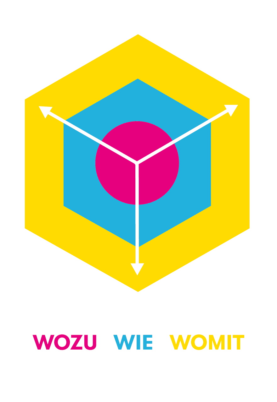 Innenansicht des tegut… teo mit einer großen Selbstbedienungskasse im Vordergrund und dem gewölbten, hölzernen Innenraum mit gut gefüllten Regalen im Hintergrund.