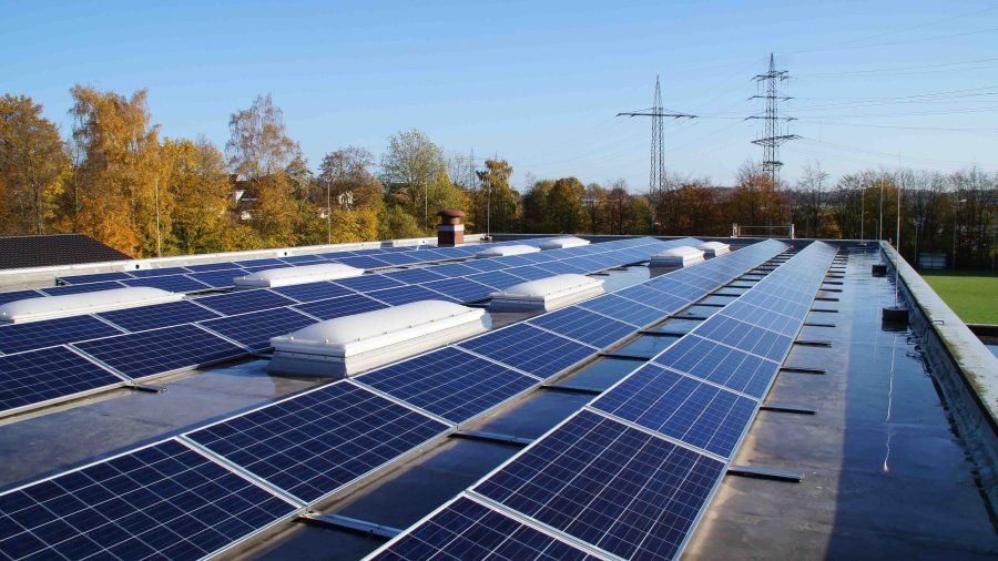 Solarpanele auf Flachdach, Photovoltaik Anlage, grüne Energie, nachhaltig