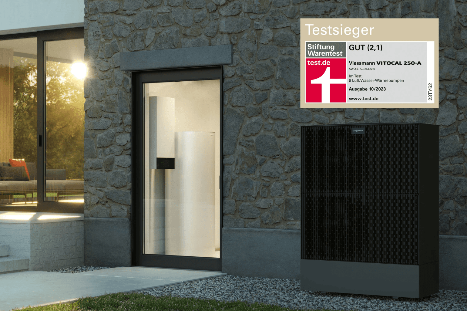 Viessmann Vitocal 250-A Luft-Wasser-Wärmepumpe als Testsieger bei Stiftung Warentest (10/2023) mit der Note „GUT (2,1)“. Abgebildet ist die Außeneinheit vor einem modernen Wohnhaus mit integrierter Inneneinheit – effiziente, leise und förderfähige Wärmepumpe für Altbau und Neubau.