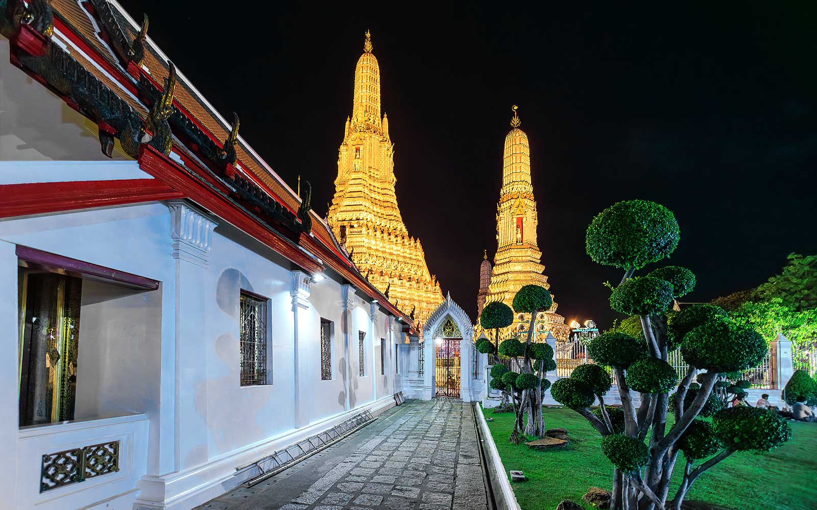 Wat Arun oświetlony nocą podczas nocnej wycieczki rowerowej po Bangkoku.
