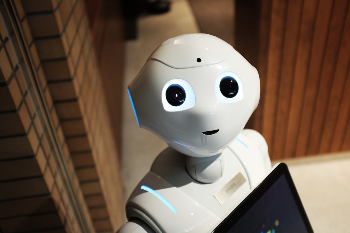 Friendly robot representing AI assistants