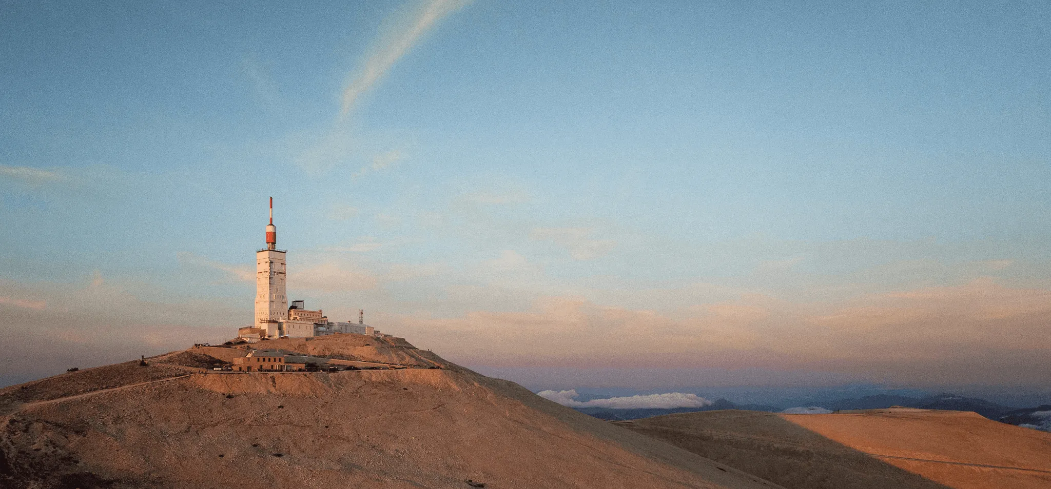 Photographie de paysage atmosphérique au sommet du Géant de Provence pour le Ventoux Challenge.