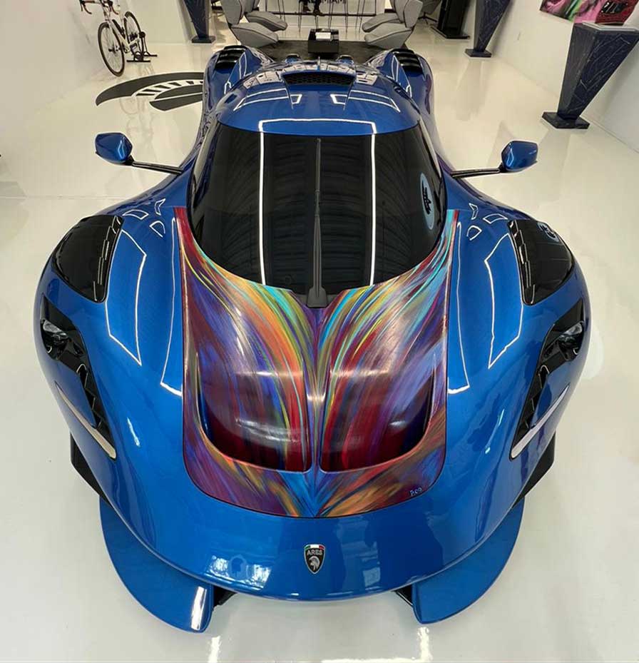 ARES Modena, Art Basel Miami 2022 colaborando con la artista DanielaBoo para pintar el modelo ARES S1 Coupé en el Miami Design District. 3 centros: Aeropuerto Internacional de Bolonia, Milán y Londres.