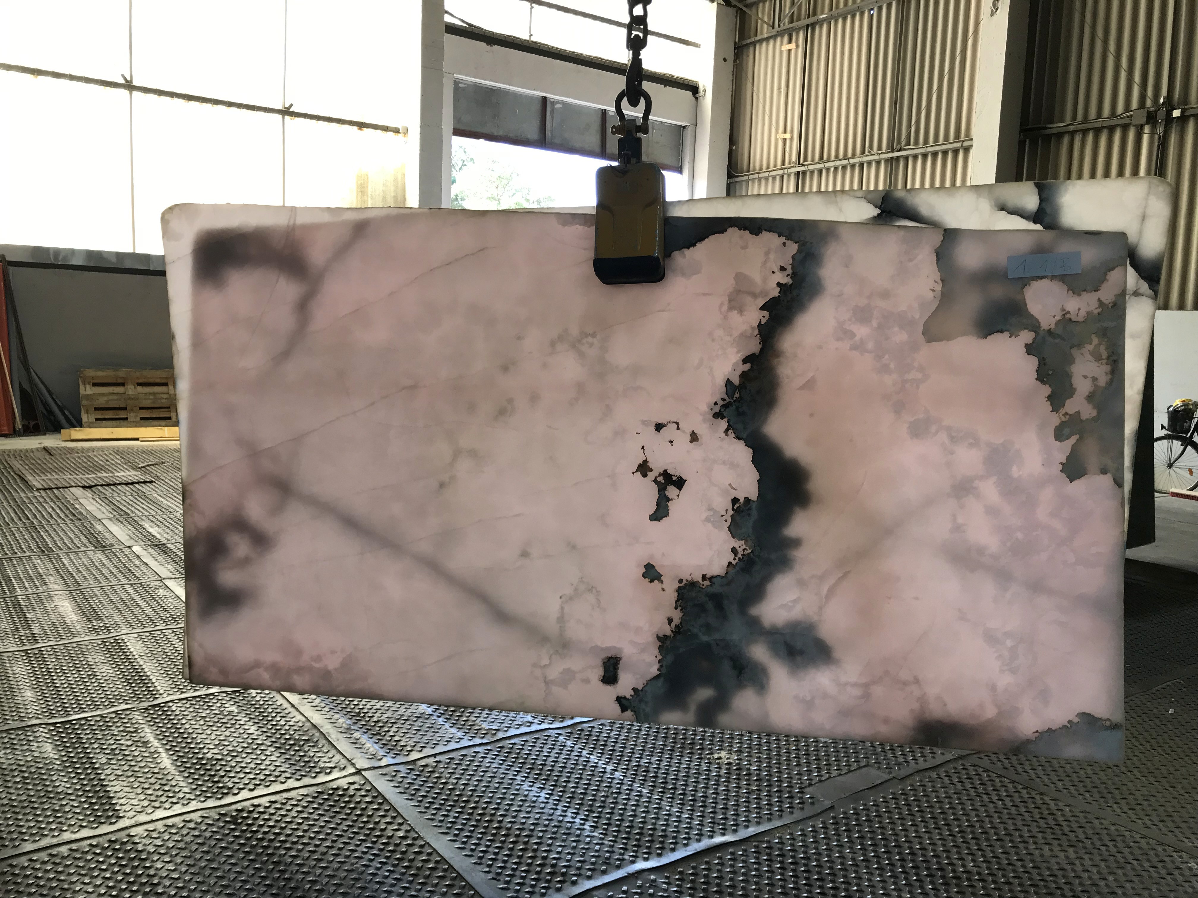 Innenwand mit Rose-Onyx-Verkleidung